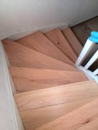 Treppe geschliffen und lackiert